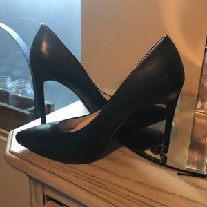 Black Pumps